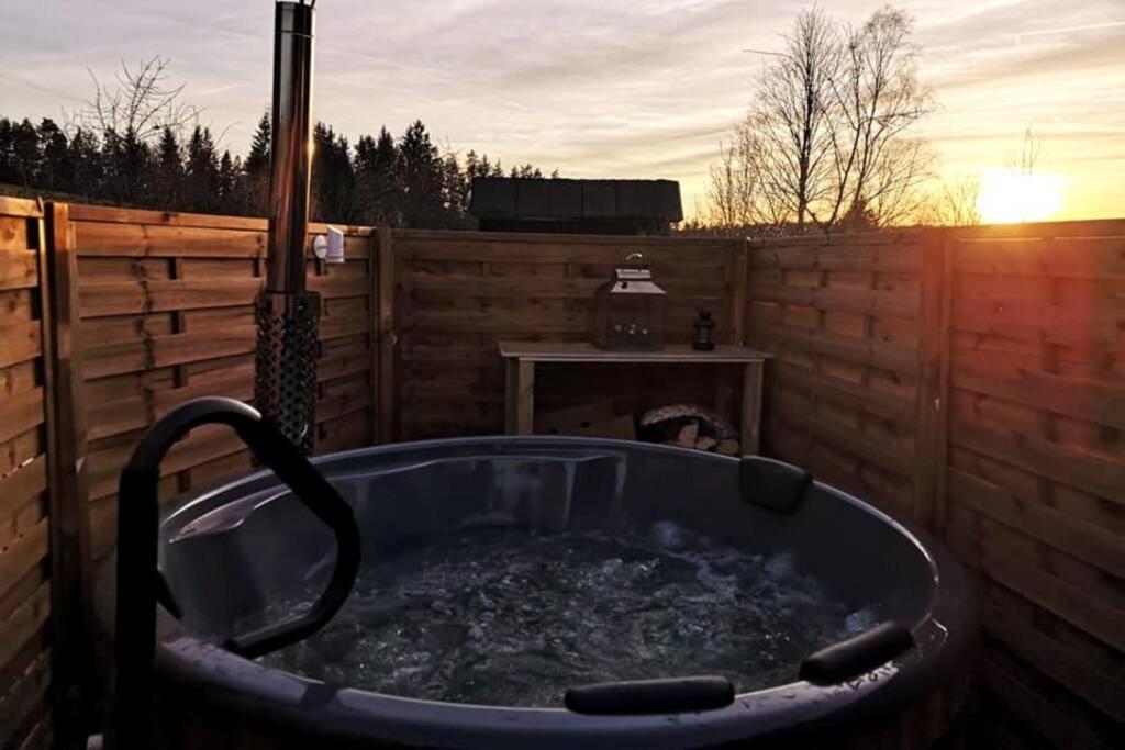 Ruhig Gelegene, Top Moderne Ferienwohnung - Hot Tub Und Sauna Gegen Aufpreis Neuhaus an Der Eger ภายนอก รูปภาพ